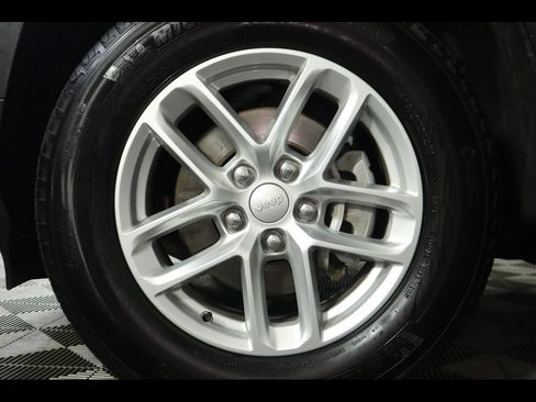 Used 2023 Jeep Grand Cherokee Laredo X image 22