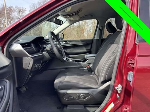 Used 2023 Jeep Grand Cherokee L Laredo image 3