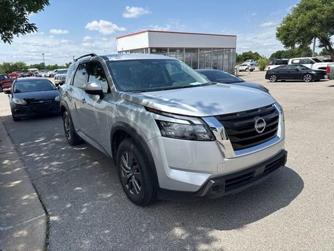 Used 2025 Nissan Pathfinder SV FWD image 2