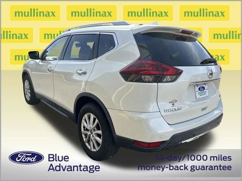 Used 2020 Nissan Rogue SV image 3