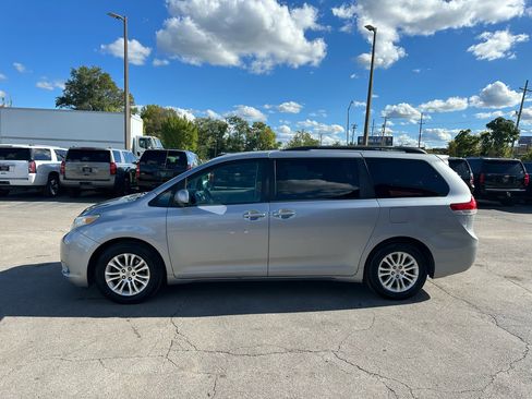 Used 2013 Toyota Sienna XLE image 6