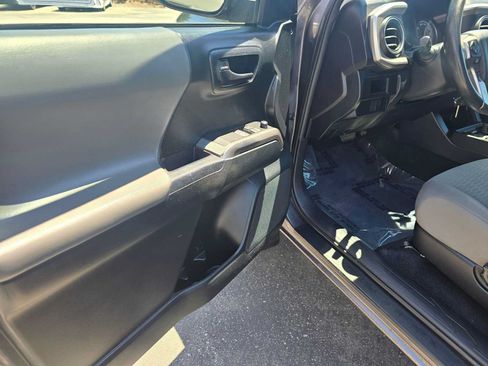Used 2017 Toyota Tacoma SR5 AWD/4WD image 16