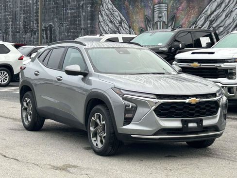 Used 2025 Chevrolet Trax LT FWD image 1