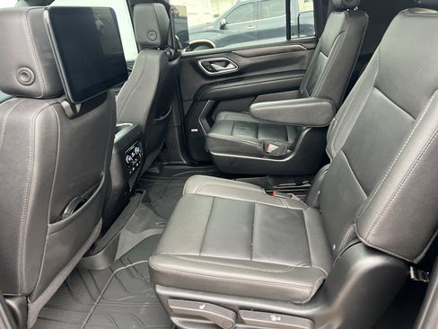 Used 2024 Chevrolet Suburban LT w/ Luxury Package image 18