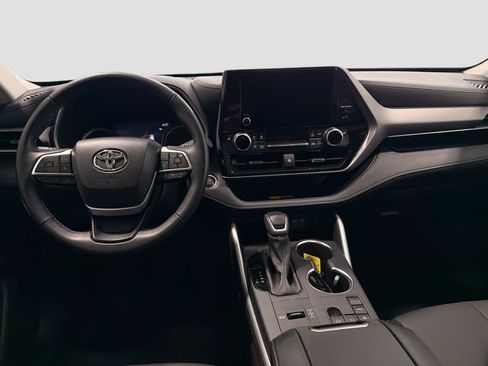 Certified 2025 Toyota Highlander XLE FWD image 21