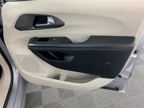 Used 2021 Chrysler Pacifica Touring-L FWD image 39
