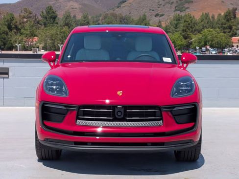 Certified 2025 Porsche Macan AWD/4WD image 6