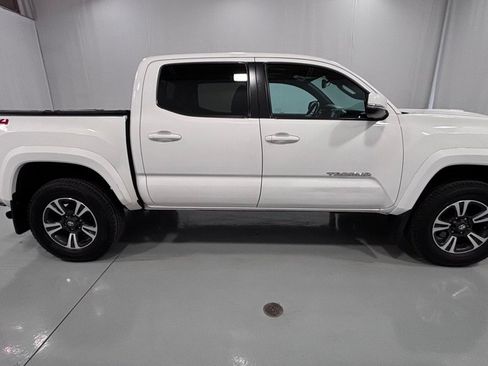 Used 2019 Toyota Tacoma TRD Sport AWD/4WD image 4