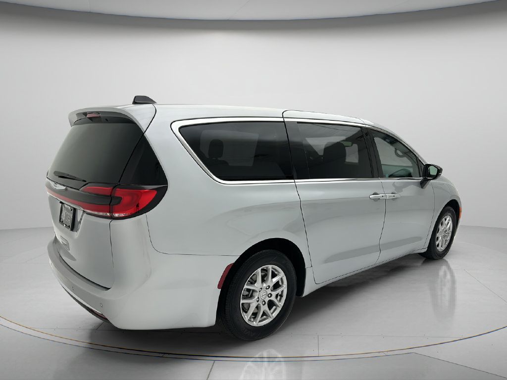 Used 2026 Chrysler Pacifica Select FWD image 5