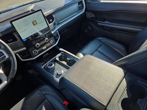 Used 2024 Ford Expedition XLT image 14