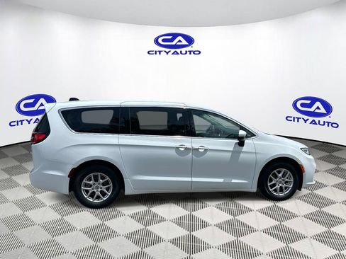 Used 2023 Chrysler Pacifica Touring-L FWD image 2