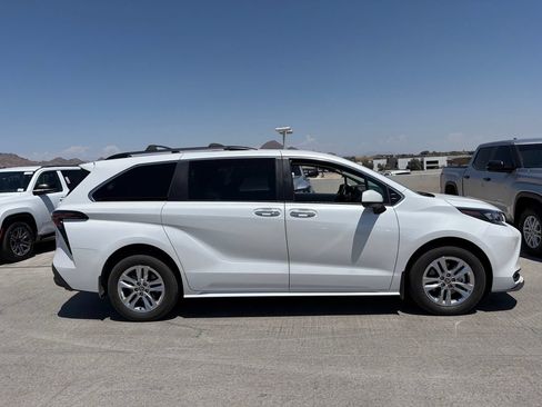Used 2025 Toyota Sienna XLE w/ XLE Plus Package FWD image 3