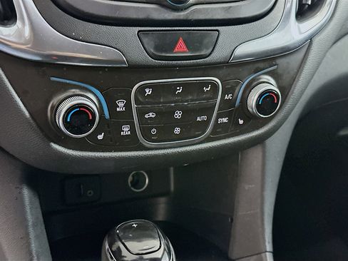 Used 2018 Chevrolet Equinox LT image 23