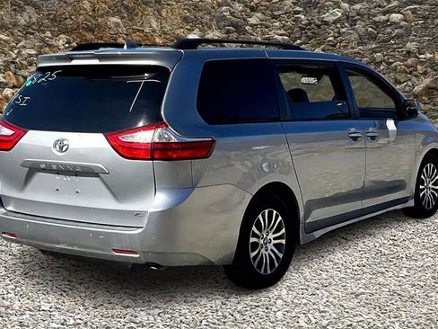 Used 2018 Toyota Sienna XLE image 2