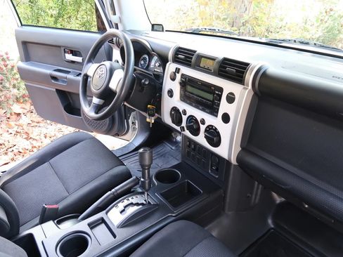 Used 2009 Toyota FJ Cruiser 2WD w/ TRD Sport Pkg image 32