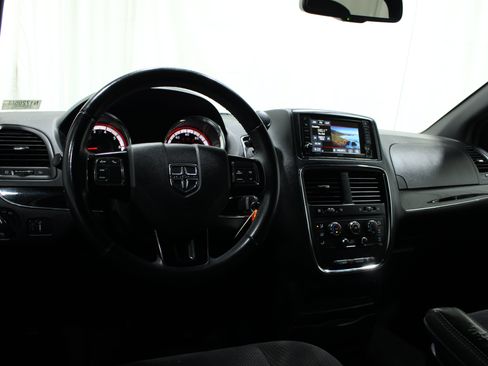 Used 2017 Dodge Grand Caravan SE FWD image 2