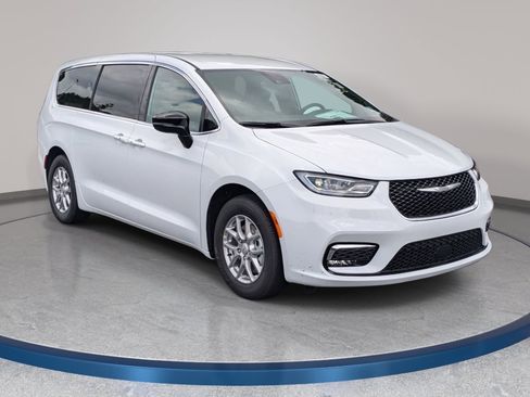 New 2026 Chrysler Pacifica Select FWD image 3