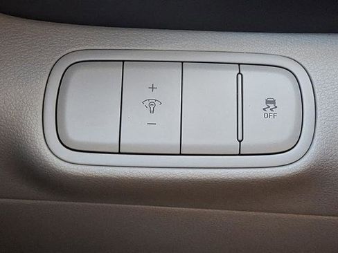 Certified 2024 Hyundai Venue SEL image 25