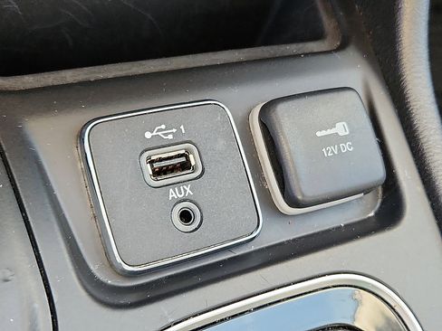 Used 2023 Jeep Cherokee Altitude Lux image 19