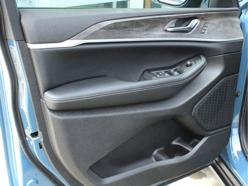 New 2026 Jeep Grand Cherokee L Limited w/ Limited Altitude Package AWD/4WD image 9