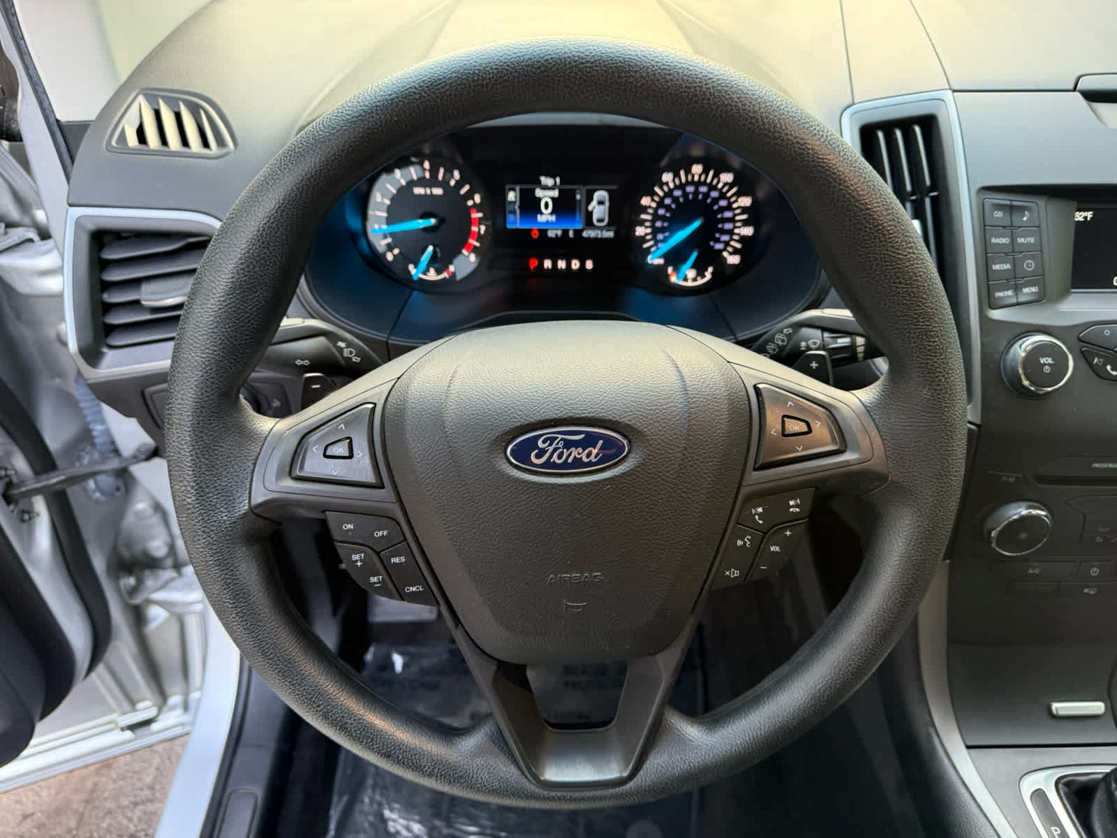 Used 2018 Ford Edge SE FWD image 2
