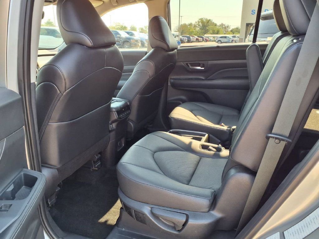 Used 2025 Toyota Grand Highlander AWD image 18