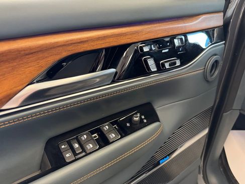 Used 2024 Jeep Grand Wagoneer Series III AWD/4WD image 11