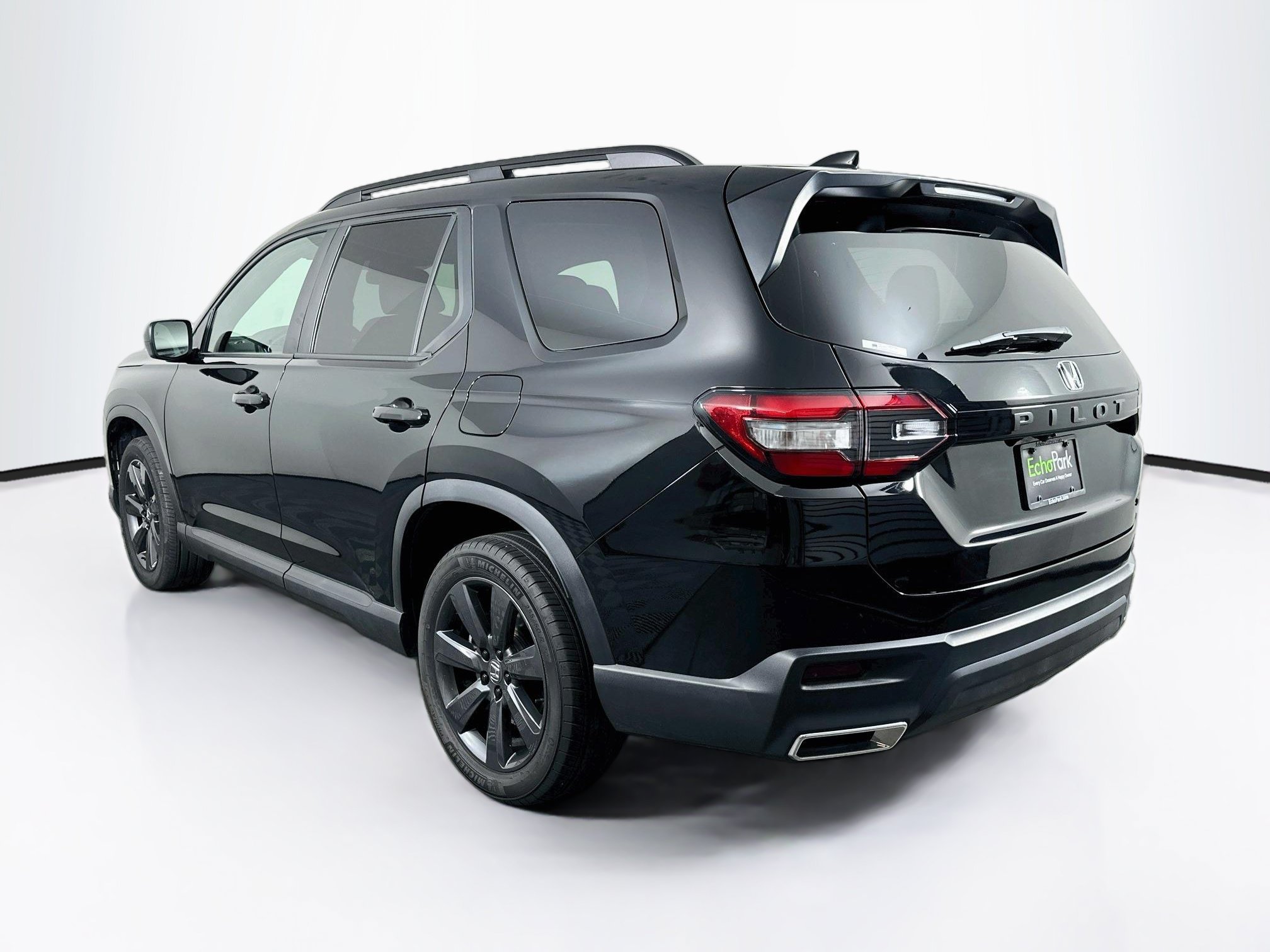 Used 2025 Honda Pilot Sport image 5