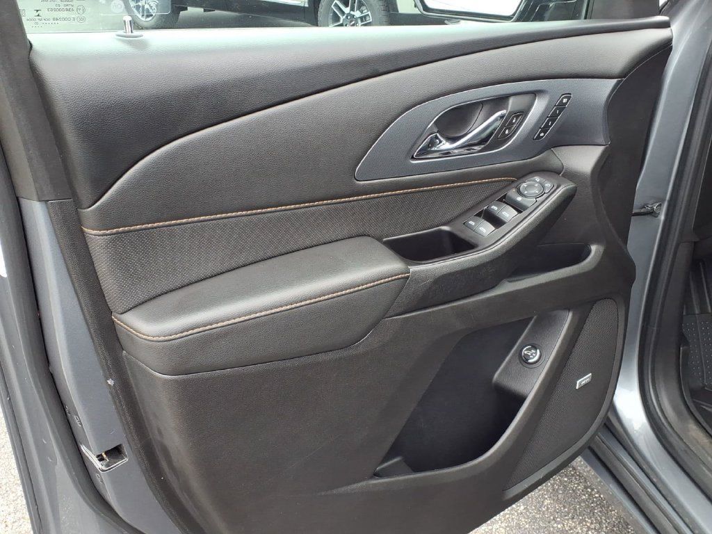 Used 2020 Chevrolet Traverse Premier w/ LPO, Blackout Package FWD image 6