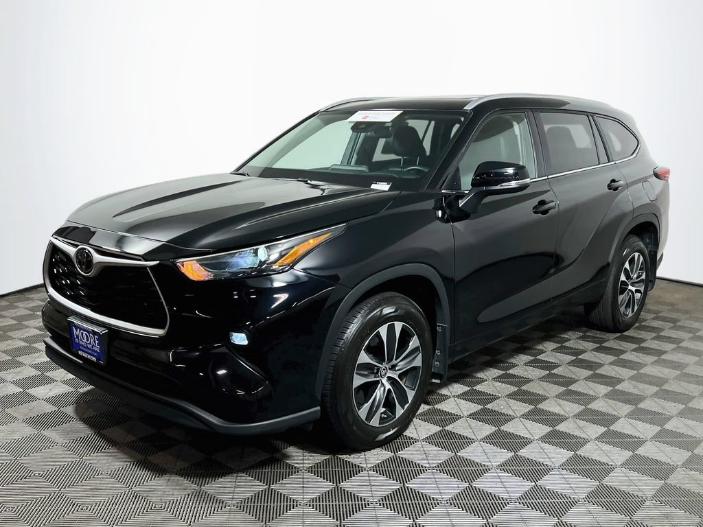 Used 2025 Toyota Highlander XLE AWD/4WD image 3
