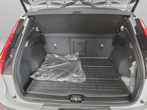 New 2025 Volvo XC40 B5 Ultra w/ Protection Package Premier AWD/4WD image 10