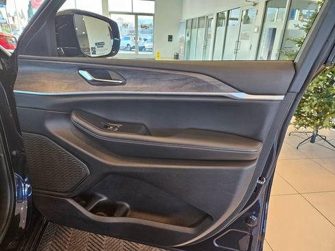 Used 2024 Jeep Grand Cherokee L Limited w/ Black Appearance Package image 23