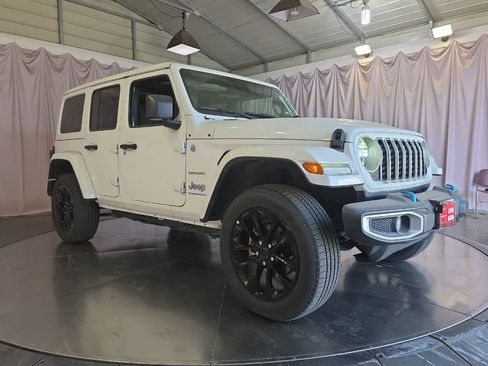 Used 2024 Jeep Wrangler Unlimited Sahara AWD/4WD image 10