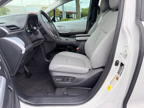 New 2026 Toyota Sienna XLE FWD image 19