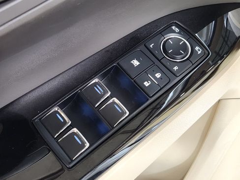 Used 2021 Lexus LX 570 4WD w/ Luxury Package image 43