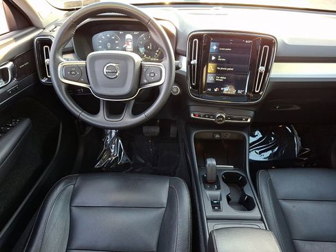 Used 2019 Volvo XC40 T5 Momentum image 12