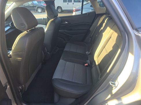 Used 2025 Chevrolet Trax LT w/ LT Convenience Package FWD image 19