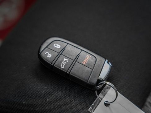 Used 2015 Dodge Challenger SXT image 39