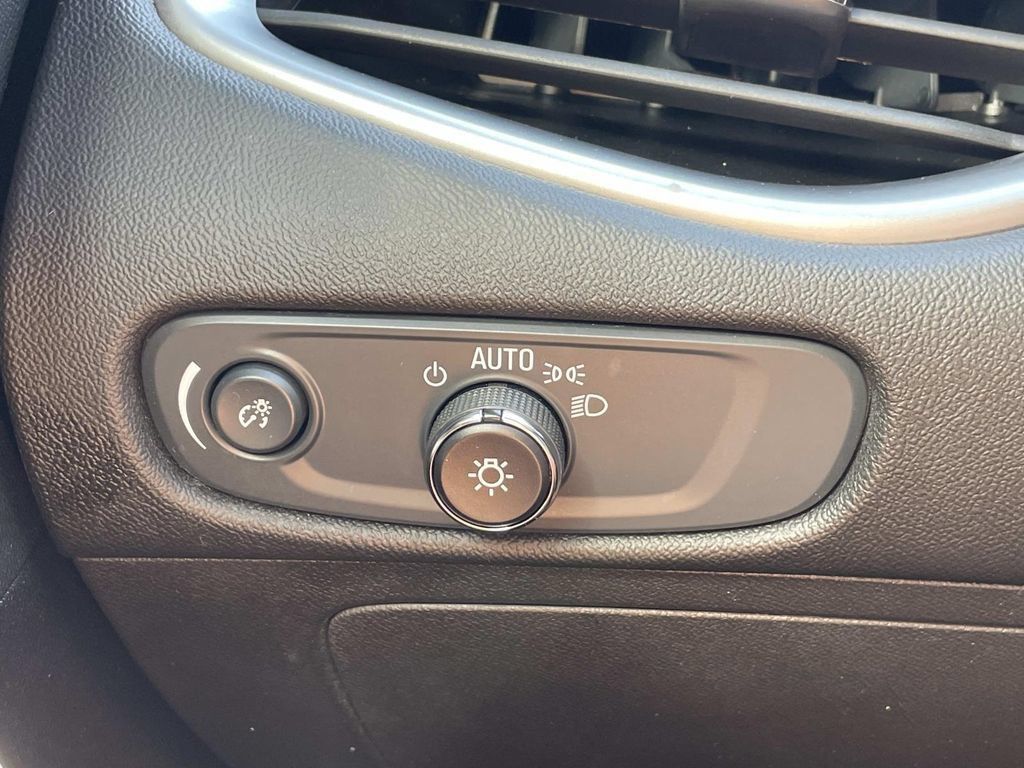 Used 2025 Chevrolet Malibu LT FWD image 19