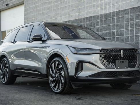 Used 2024 Lincoln Nautilus Reserve w/ Jet Appearance Package (87T) image 2