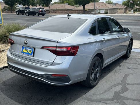 Used 2024 Volkswagen Jetta SE FWD image 3