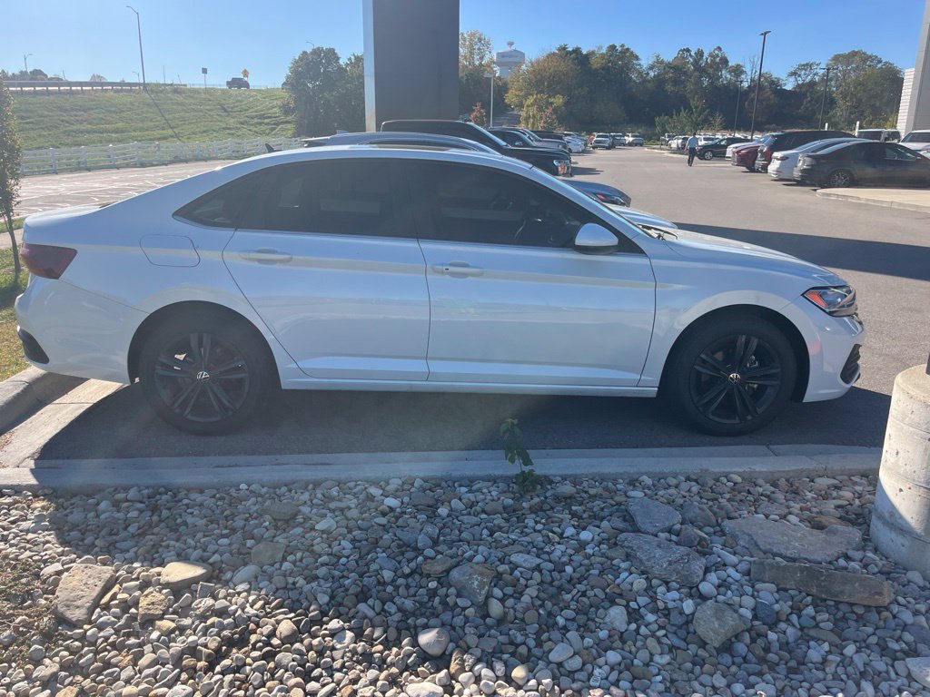 Used 2024 Volkswagen Jetta SE FWD image 2