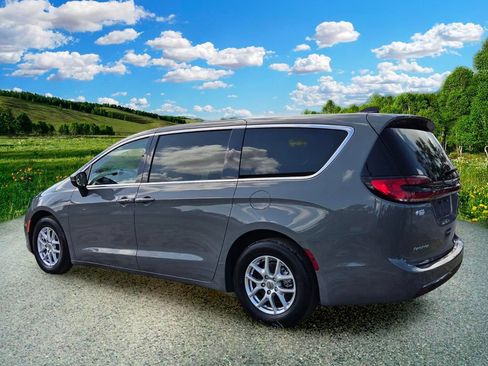 Used 2023 Chrysler Pacifica Touring-L FWD image 4
