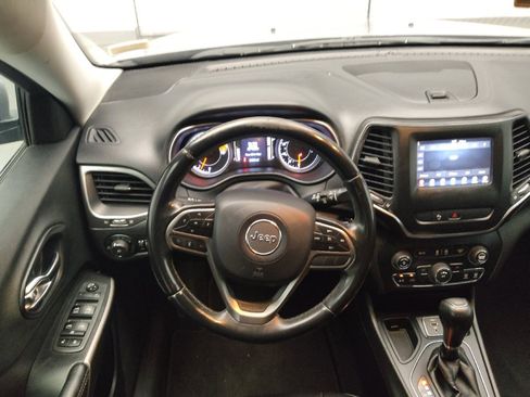 Used 2019 Jeep Cherokee Latitude Plus FWD image 22
