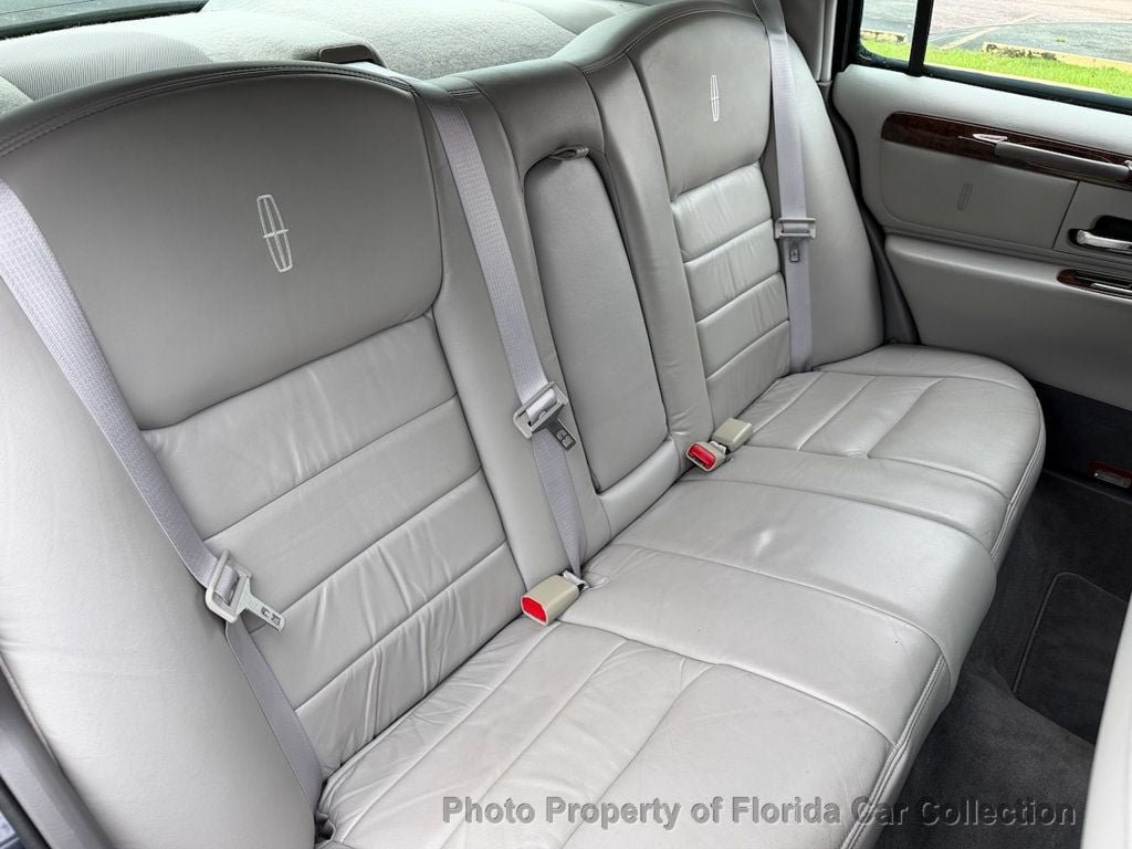Used 1999 Lincoln Town Car Signature RWD image 28