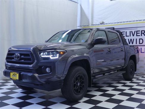 Used 2022 Toyota Tacoma SR5 AWD/4WD image 3