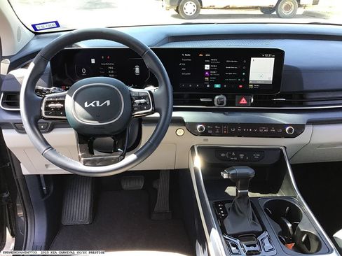 Used 2025 Kia Carnival SX FWD image 13