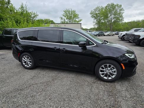 Used 2026 Chrysler Pacifica Limited FWD image 10