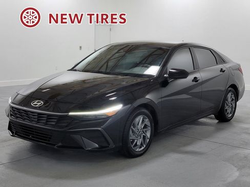 Used 2024 Hyundai Elantra SEL FWD image 4