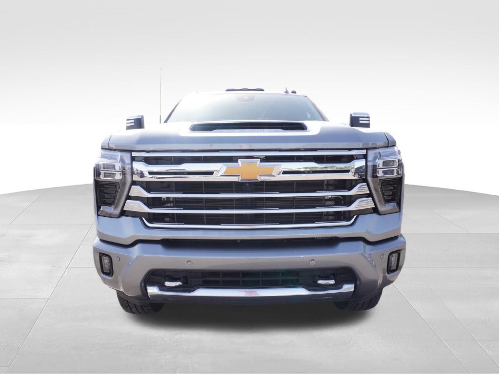 Used 2024 Chevrolet Silverado 3500 High Country w/ High Country Premium Package AWD/4WD image 3